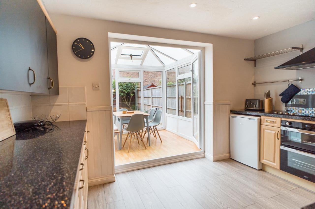 Beautiful Town House With Private Garden And Patio Βίλα Canford Magna Εξωτερικό φωτογραφία